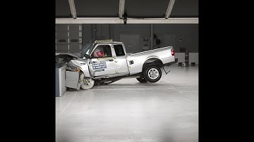 2005 Ford Ranger extended cab moderate overlap IIHS crash test