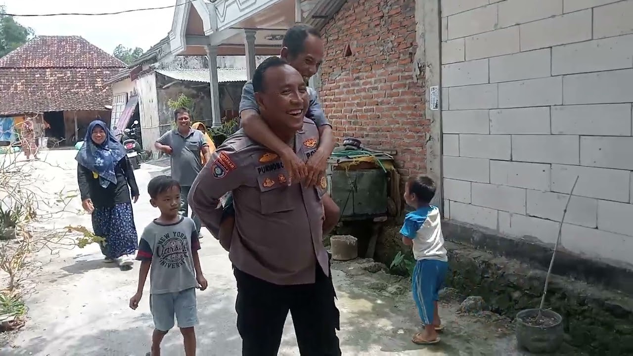 Ipda Purnomo memberi bantuan sepeda listrik pada warga penderita disabilitas