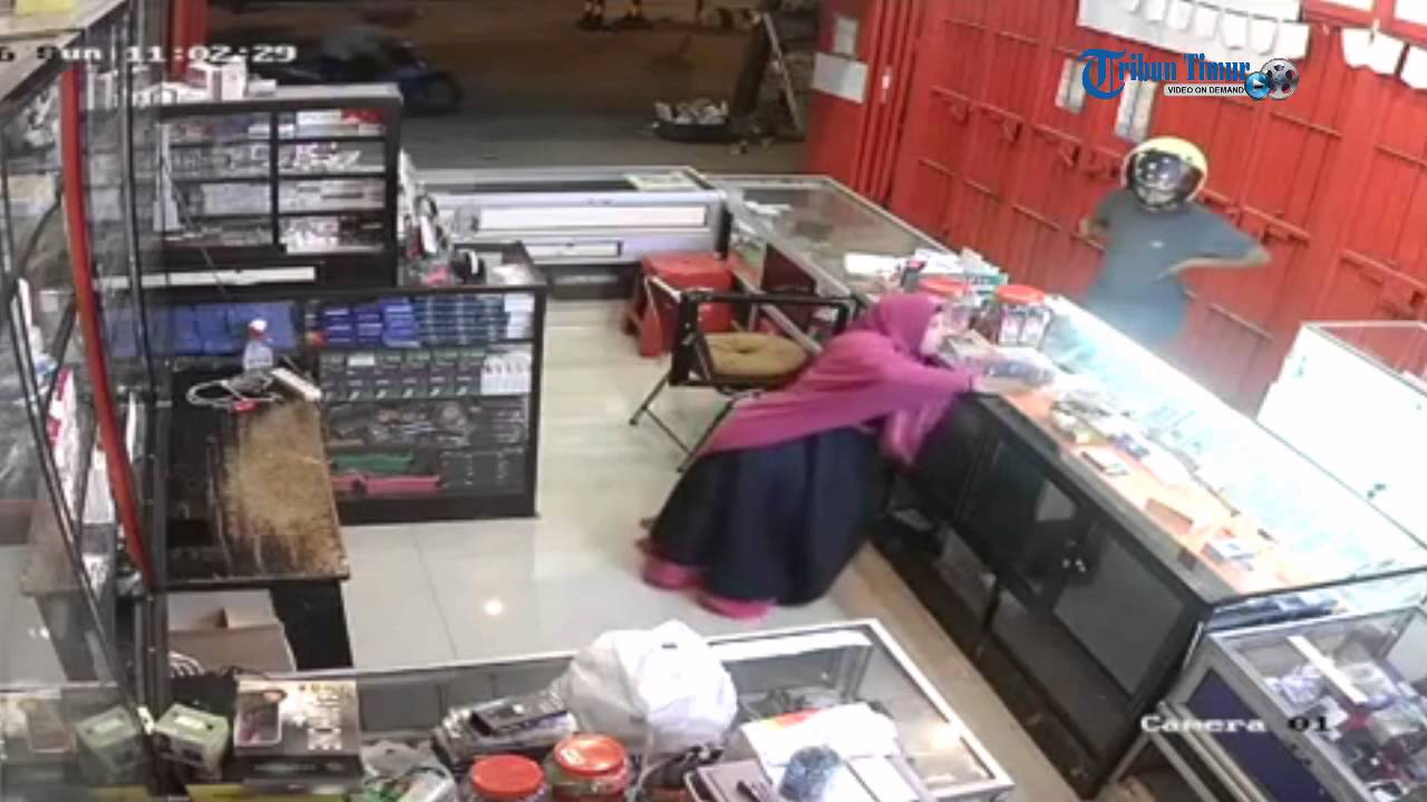 Terekam CCTV, Detik detik Pencuri Bawa Kabur HP Harga Rp 5,4 Juta