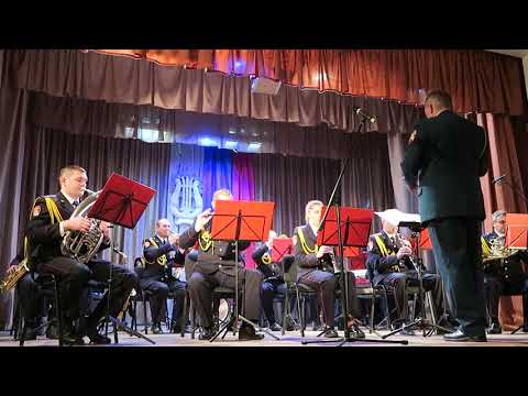 Военный оркестр играет "Королеву" ч.1