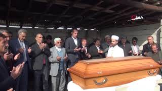 Kuduz Nedeniyle Hayatını Kaybeden Çocuk Gözyaşları Içinde Toprağa Verildi