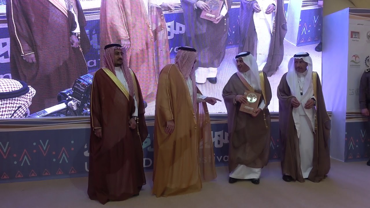 أمير منطقة القصيم يكرم الرعاة والداعمين لمهرجان عنيزة للتمور 39