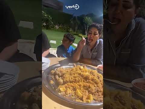 وفاء عامر تلفت الأنظار بفيديو عزومة كبسة في منزلها