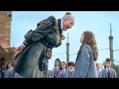 بنت ذكية بتعاقب مديرة المدرسة بسبب تمردها علي التلاميذ وبتطفشها ملخص فيلم Matilda The Musical