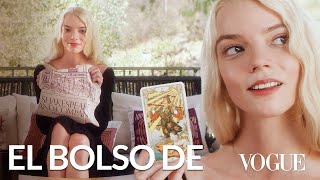 Anya TaylorJoy hablando español y lo que hay en su bolso | El bolso de|Vogue México y Latinoamérica