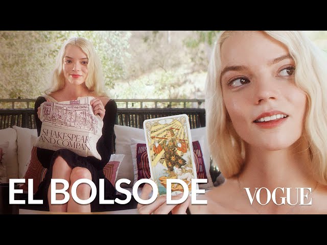 Anya Taylor-Joy hablando español y lo que hay en su bolso | El bolso de|Vogue México y Latinoamérica