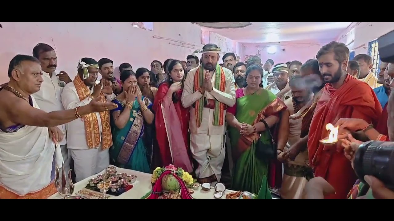  శ్రీ భ్రమరాంబ మల్లికార్జున స్వామి కళ్యాణ మహోత్సవములో పట్టు వస్త్రాలు అందజేసిన  ఎమ్మెల్యే దంపతులు