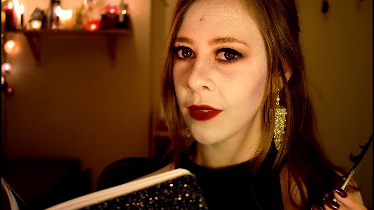 ASMR 🩸 Vampire réceptionniste d'hôtel 🏰