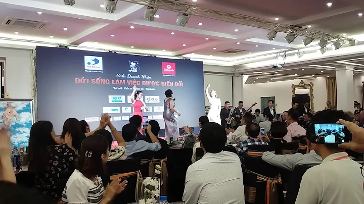 Ca sĩ Siu Black hát 'Và con tim đã vui trở lại' trong Gala doanh nhân tại Hà Nội