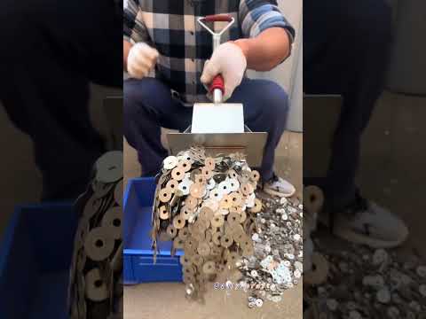 باستخدام هذه الأداة المغناطيسية الممتازة يمكنك التقاط أنواع مختلفة من المكسرات المنتشرة على الأرض