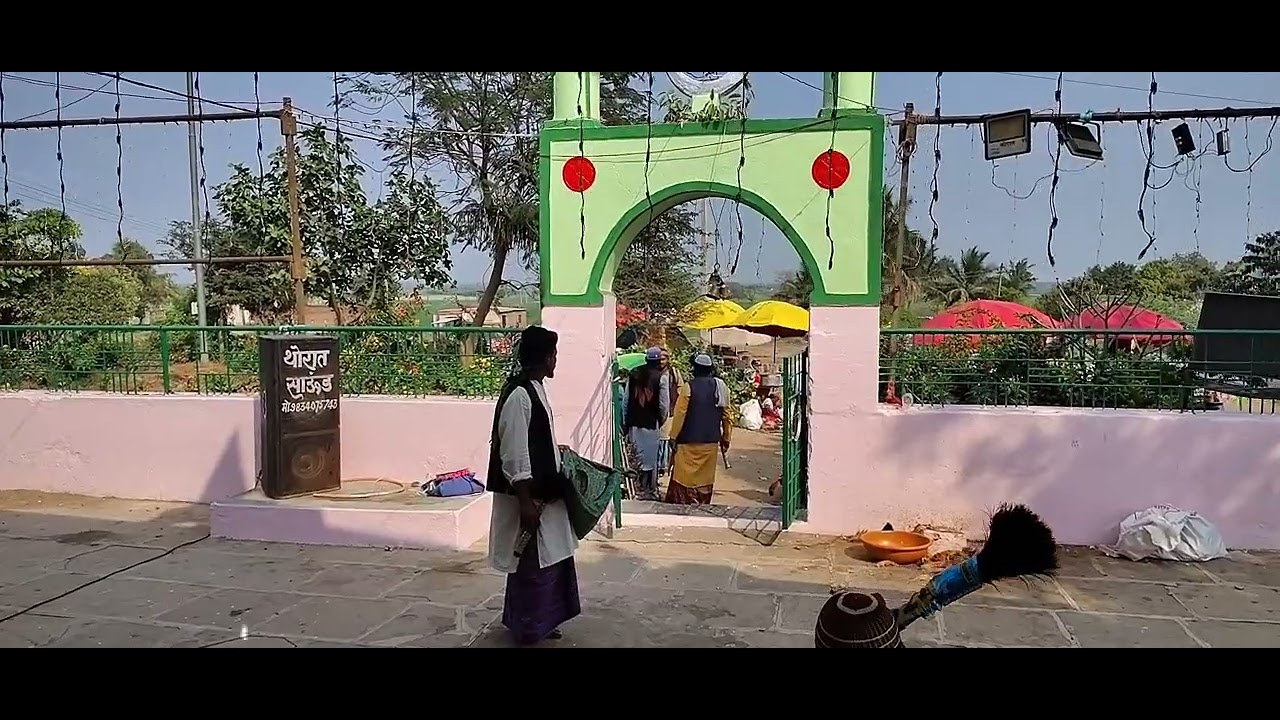 शिरूर तालुक्यातील बाभूळसर बुद्रुक येथील आज यात्रा निमित्त भाविकांची तुफान गर्दी....