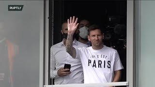 Messi waving to the PSG fans waiting at the airport