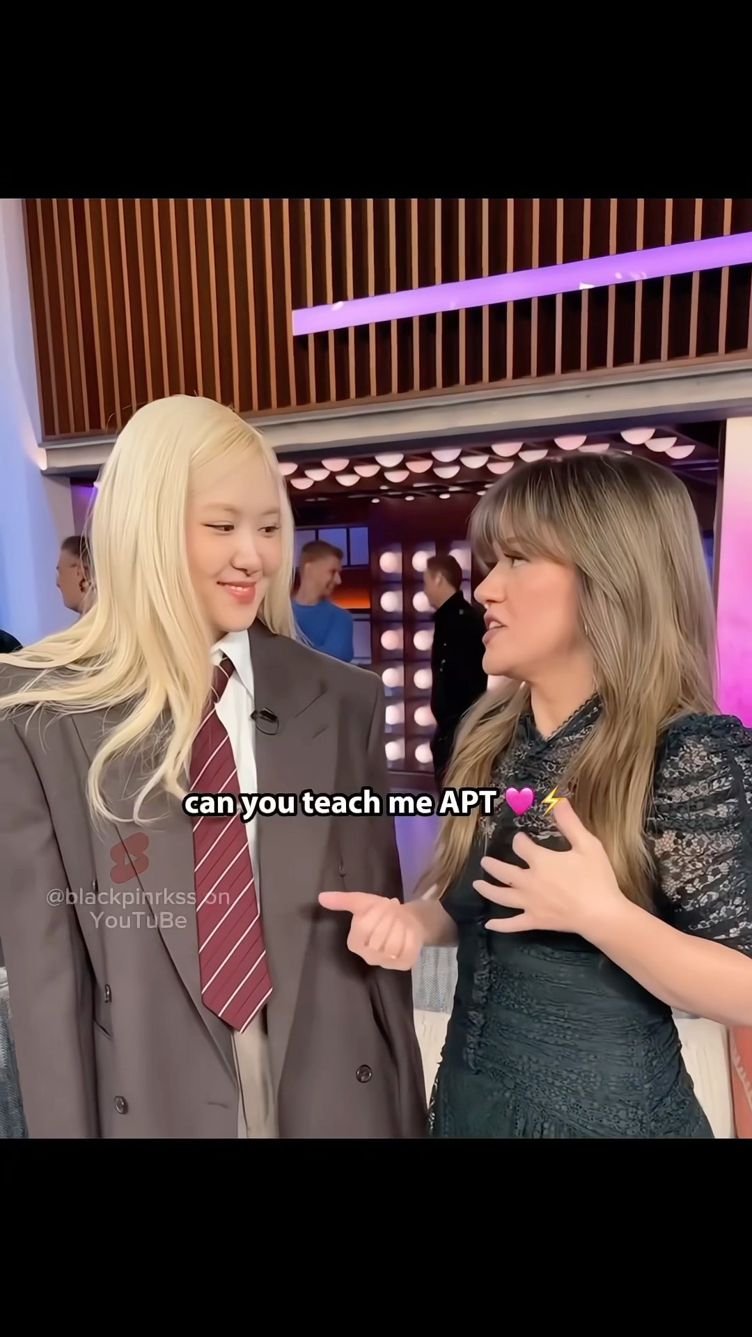 Rosé taught Kelly how to dance APT ?⚡️ #blackpink #rosé