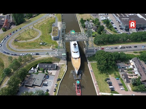 Feadship 'Project 818' vaart door Alphen aan den Rijn