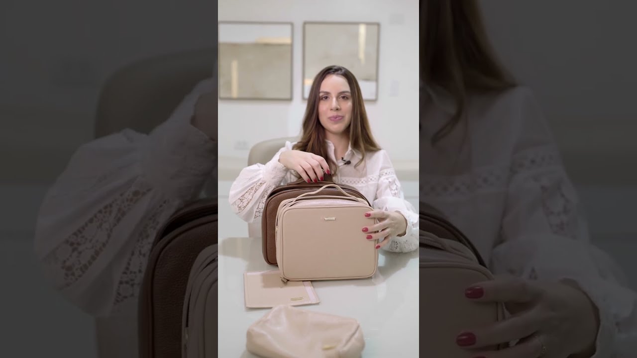 MALETA SAMIA CARAMELO COM LOGOTIPO DNNA EM PLACA METÁLICA DOURADA