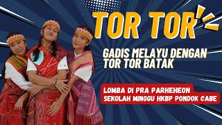 Tor Tor 'Gadis Melayu Dengan Tor Tor Batak' di pra parheheon anak sekolah Minggu HKBP