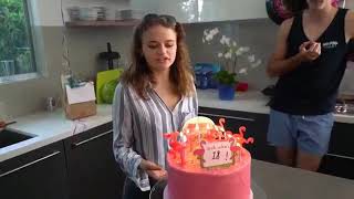 Aniversário de Joey King de 18 anos (assoprando as velas)