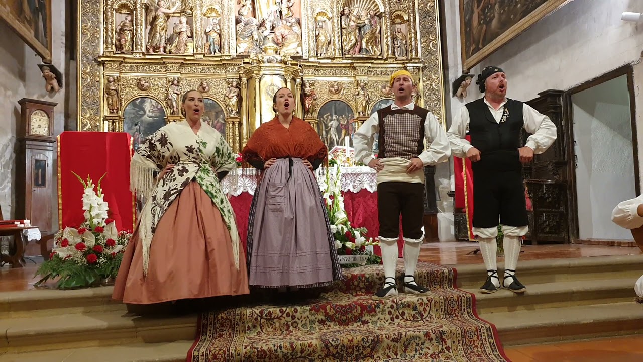 Va delante de su madre