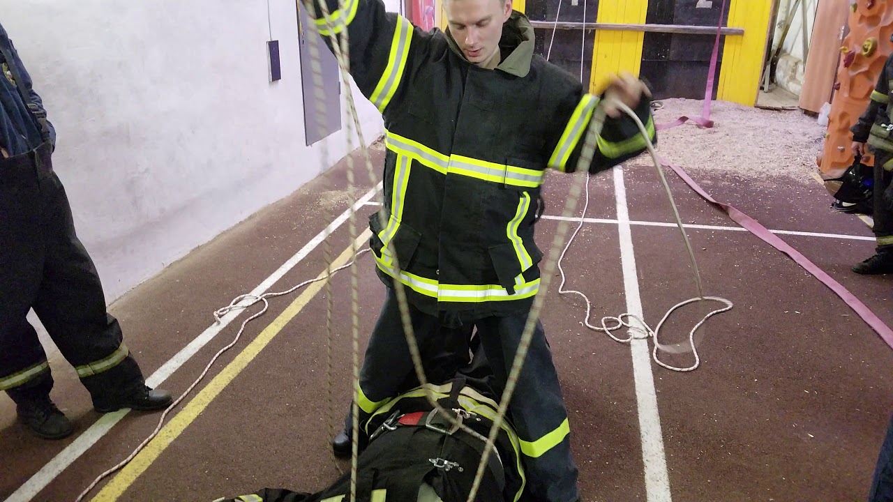 подготовка к самоспасанию с помощью веревки