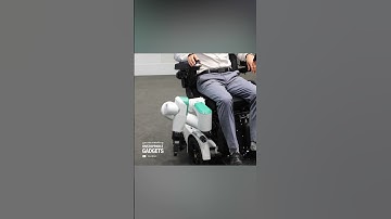 Deze rolstoel is voorzien van een robotarm die ondersteuning biedt.