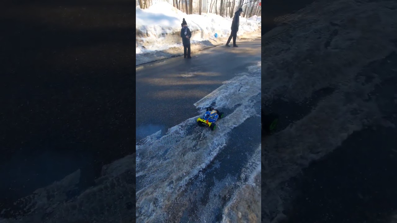 Первые покатушки Романа на радиоуправляемой машинке с ДВС 