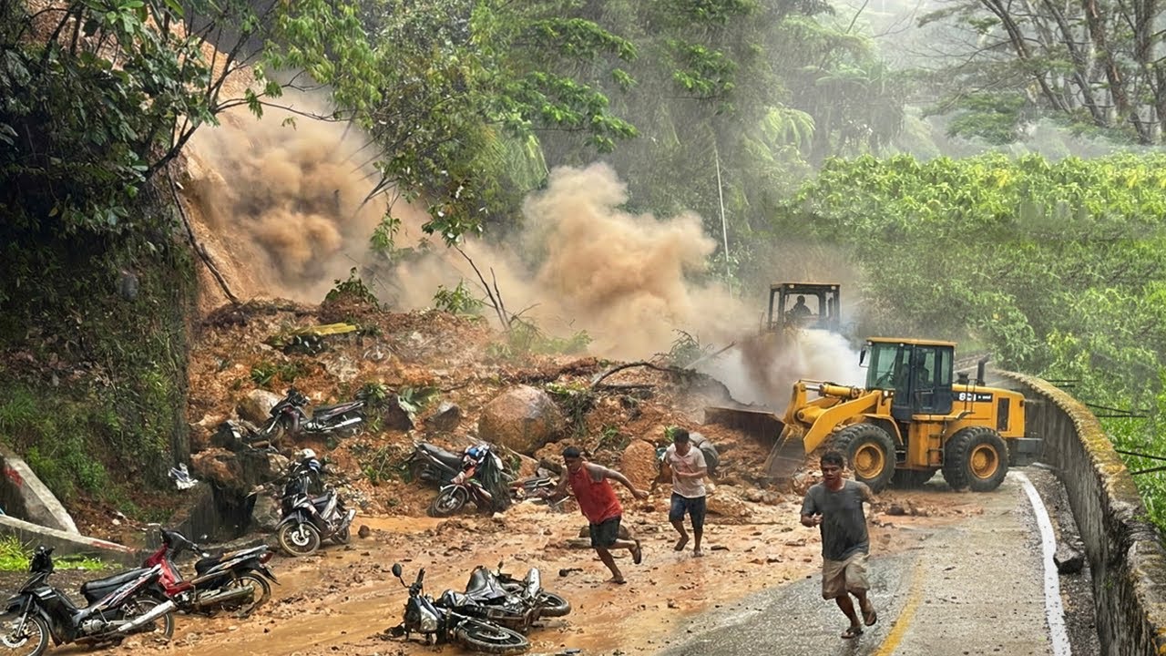 INNALILLAHI !!! CUACA MEMBURUK SITINJAU LAUIK LONGSOR, Pengendara Terjebak Alat Berat Dikerahkan