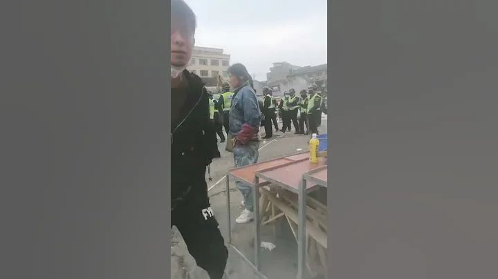 浙江温州中共派出大批城管把一菜市场拆了，民众说拆了菜市场下午去哪里买菜？如此下去中共当局必将玩火自焚！#中国 #上海疫情 #上海 #中共 #共产党 #浙江#疫情 #台湾#台湾 - 天天要闻