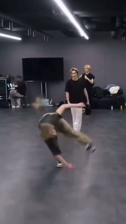 Ten demonstrating b-boying to his members#ten #tenlee #wayv #nct