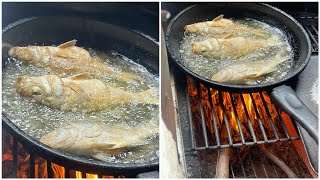 Pescados fritos en cocina de LEÑA 🪵