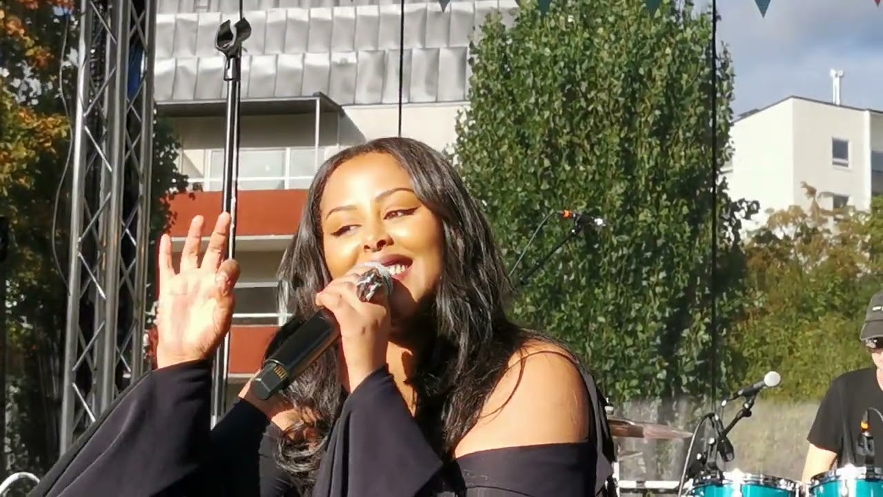 Vällingby Centrum 70 år. Cherrie på scen i Solursparken.