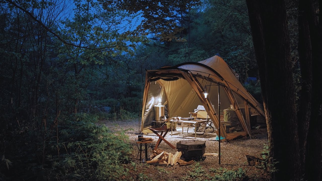 Кемпинг в красивом лесу с новыми палатками / zanearts / lolom / одиночный кемпинг