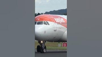 Hello EasyJet, are pilots looking at me? 🤷‍♂️🛩😁