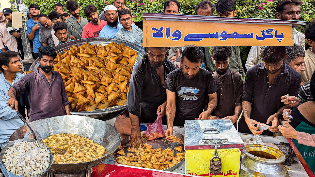 Pagal Samosay Wala | 5 PKR ONLY! 😲 | Ka Aloo Samosa | Rainy Day Karachi Street Food