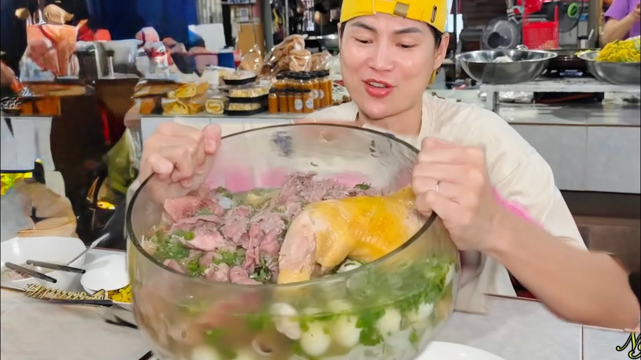 NGA SUMO KHÔNG THỂ NÀO TRỤ NỔI KHI ĐANG THỬ SỨC VỚI THAU BÁNH CANH GÀ MÀ BÀ CON QUẬY QUÁ