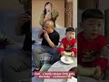 Dad’s family status: Only gets the baby’s leftovers! 😂 / 아빠의 가정 지위: 아기 남은 음식만 먹기! 😂