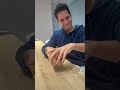 Luì fa un gioco di magia con le carte.. 😂