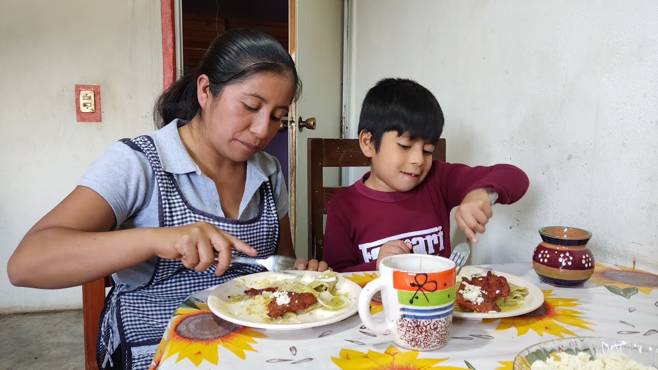 Preparo entomatadas verdes a mi estilo con verduras frescas que compré de la tiendita