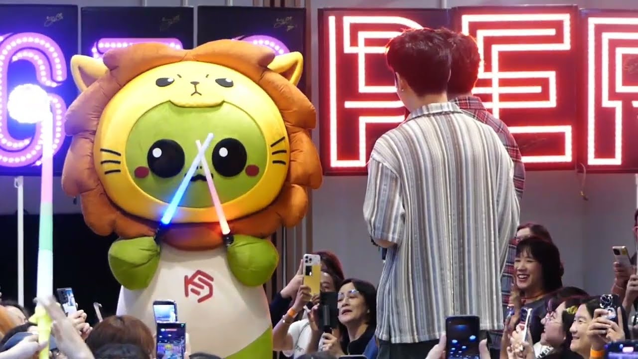 Крис Сингто Кингман собирает фанатов @ #GMMTVFANIVALxKristSingto