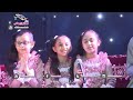 جوري ووسام ينشدون خد صورة مع الزهرات جوري ووسام ينشدون خد صورة مع الزهرات