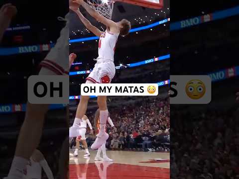 Matas Buzelis getting busy on the baseline