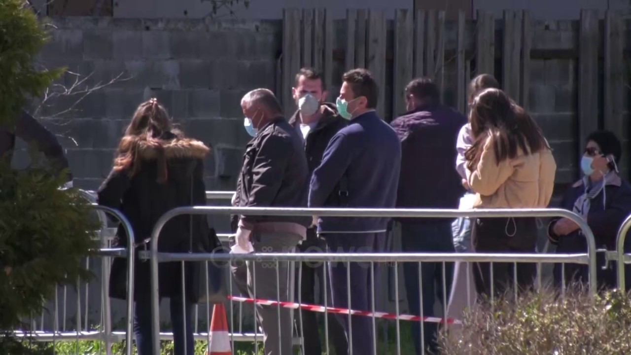 Vëzhgimi i Ora News: Në spitale grumbullime pa rregulla