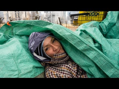 Video: Kvinna sover utanför i frysningen kallt för att tjäna förtroende för en stridande hund