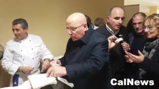 Catanzaro :: 16/12/2016 :: Rosso Calabria: il presidente Mario Oliverio mangia un torrone al cedro.