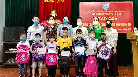 Tặng quà cho trẻ em có hoàn cảnh khó khăn nhân dịp năm học mới