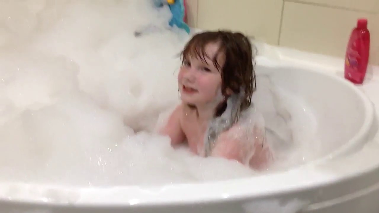 Дочка мылась в душе
