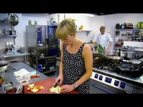 Sara Cox challenges Gordon Ramsay to a chilli-con-...