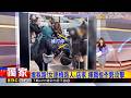 獨家》擋我路！女連槓路人.店家 揮鐵棍作勢攻擊 2026／07／17  【吳宇舒晚報】