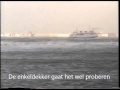 Veerboot loopt de haven van Breskens binnen met storm...