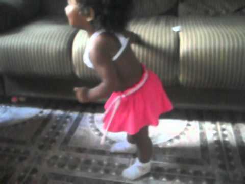 minha bonequinha dançarina, uma criança de 1 ano dançando funk que fofo!!!!!!!!! ▶0:44 