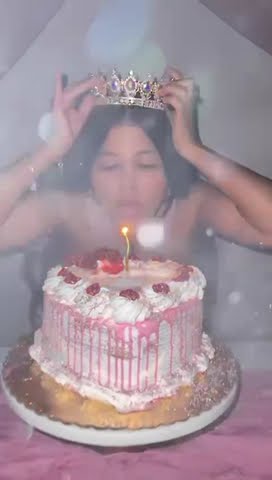 Pastel con brillo y corona. #friends #happybirthday #cake #family #seguidores #love